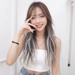 ドライヤーの温風がバスローブの隙間から吹き抜けるたびに彼女の胸元が微かに覗く