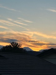 /最近まだ半袖の人見ました