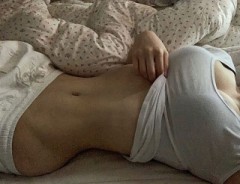 寝るのに服を脱がせようとするキミ