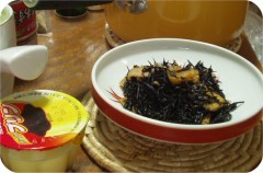 ヒジキに．．．ロース肉？