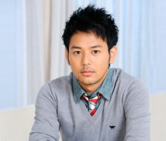 髪をチョキチョキ