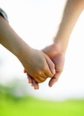 異性と初めて手を繋ぐ時どうやって誘う？