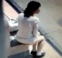 この女性・・・公衆の面前で堂々と・・やっちゃった・・