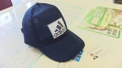 アディダス（もどき）の帽子が200円・・・
