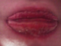 唇が・・・笑