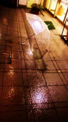 雨の中　閉じない傘