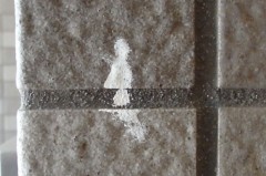 NHKを名乗る人が受信料支払いの契約に来た →玄関横の壁に変なマークが残され