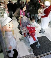 ペコちゃん大忙しも、イブのケーキ販売に不祥事の影