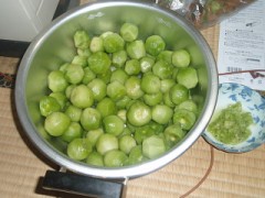 キーウィジャム・・皮むきしました。