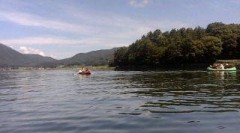 湖で…