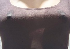 服の上から舐められてるのを想像して