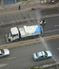 素晴らしい散水車あるヨロシ(^_^ ;)