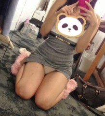 今日暇誰かえっちしよ？私のむっちり太ももと白ぱんちゅ画像だよ。