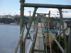 足場架設中・・・