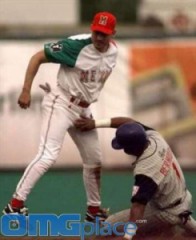 サッカーの試合中　美人審判のおっぱいが触られる