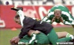 逮捕されたのが妻帯者のほうが笑えていいな。