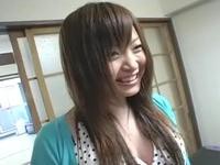 引っ越し屋さんのチンコを貪るカワイイ痴女