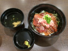 勝手まぐろのまかない丼。540円