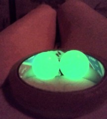 怪しげに光る、２個の不思議な物体！