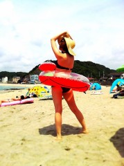 ビーチでビキニ