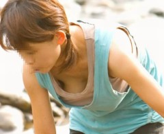 チラっと見えるおっぱい