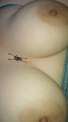 胸元にいたずら？