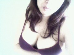 親は隣の部屋にいるけど娘はこんな写真を撮ってる