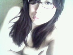 本来営ムベキ部屋デ嫁ハコンナ写真ヲ撮ッテヰル