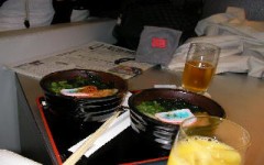 成田空港　ANAラウンジのワカメうどん