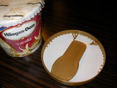 ハーゲンダッツの蓋にスプーンが付いた。
