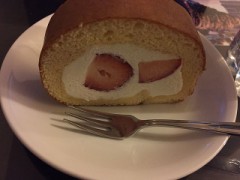 ロールイチゴケーキ^_−☆