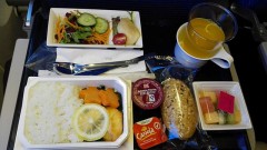 エコノミーの機内食^_−☆