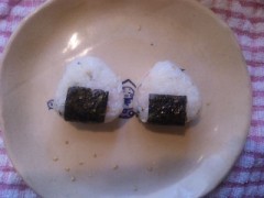 おちびにはチビおにぎり。