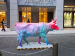 秋の丸の内に牛！