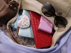 地味なブラって…白衣から透けるのが見たいだけかww