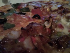 今日もドミノピザを半額で食べました。