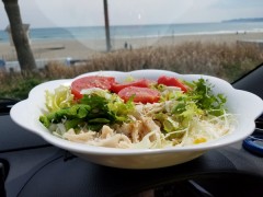 海の見える場所でランチ