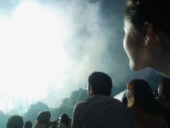 恋は遠い日の花火ではないかもしれないけれど今見つめたばかりの花火から恋なんて始まるんだろうか？