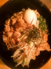 渋谷のラブホ街の中腹にある油そばの店