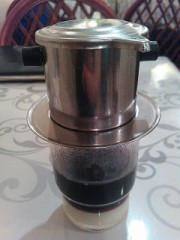 食後はベトナム式の珈琲で。