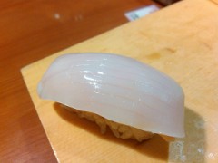 シースルーの下着に透けるサーモンピンクの柔肌。