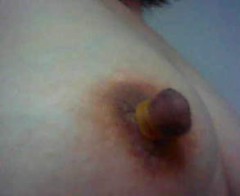 乳首を輪ゴムで