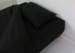 黒いベッドシーツ