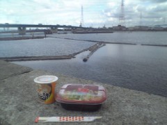 防波堤に腰かけて。