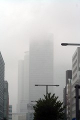 霧に煙る街