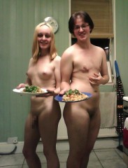 全裸でクッキング？