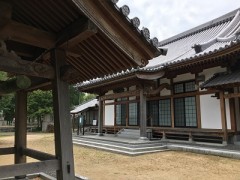 蒸し暑く長い夏の日