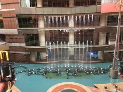 前の方にいると水がかかります