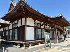 石のお庭を眺めれば