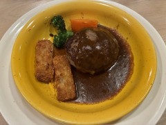 枯れ葉が風に1枚落ちた